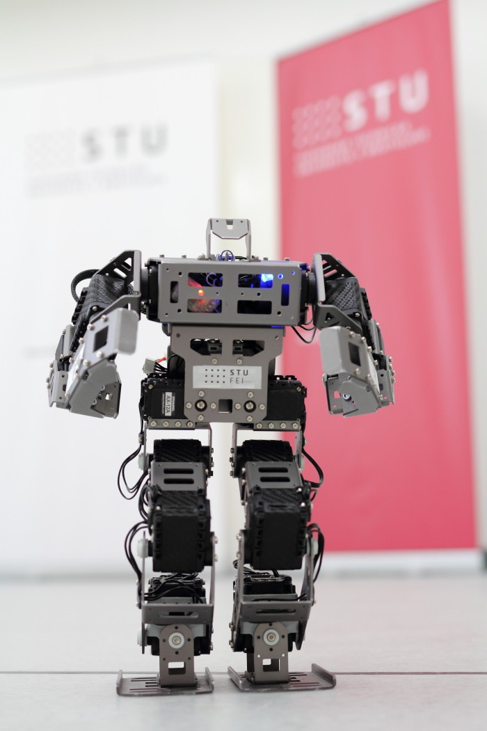 Kracajuci robot Bioloid GP